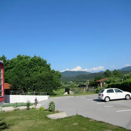 Pod Orehi Panzió Postojna