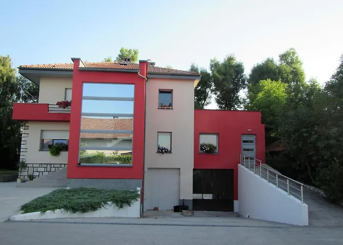 Pod Orehi فندق مبيت وإفطار 2*