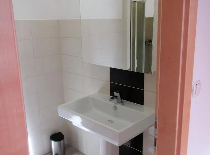 فندق مبيت وإفطار Pod Orehi 2*