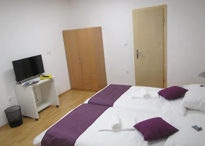 فندق مبيت وإفطار Pod Orehi 2*